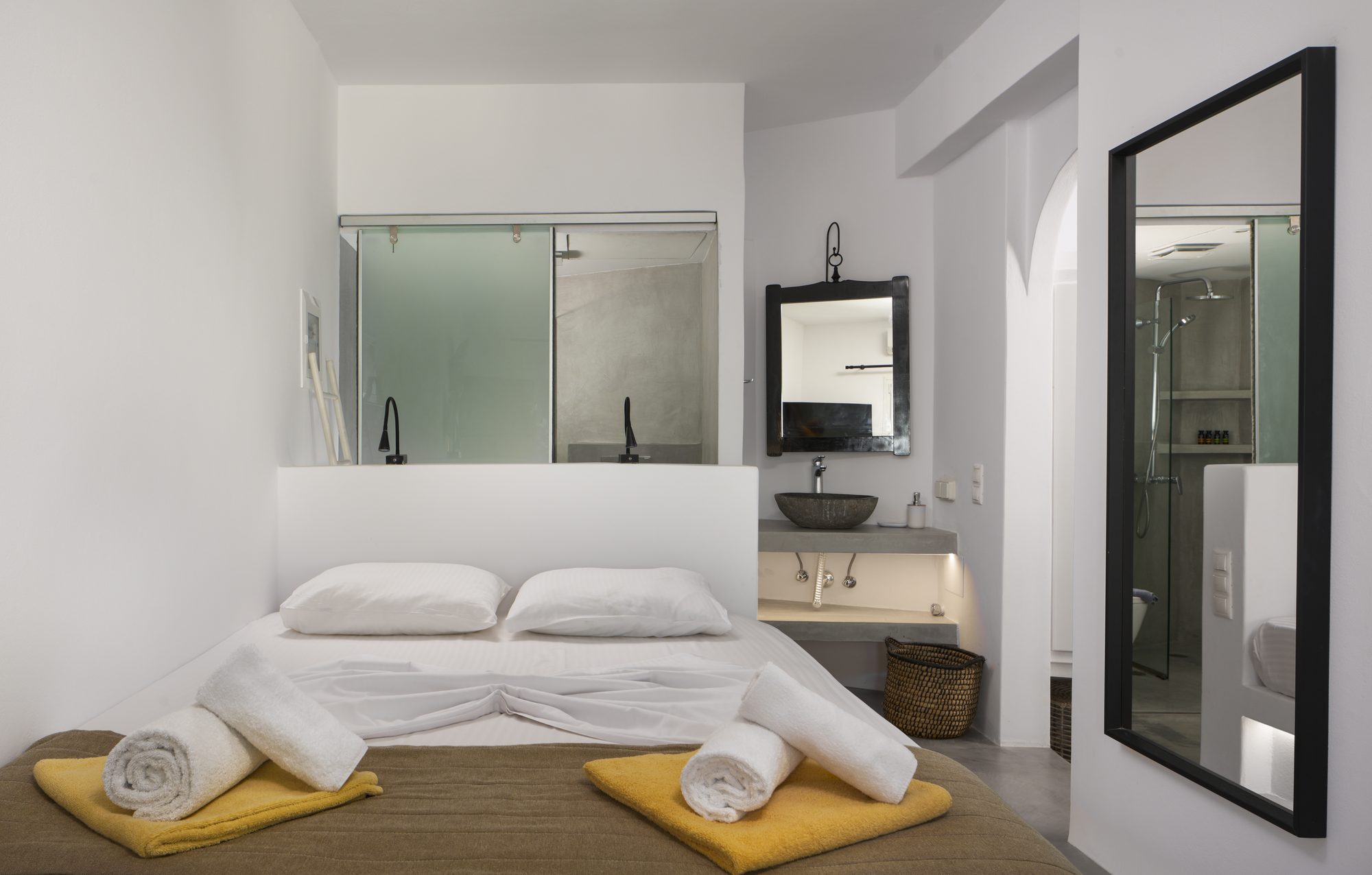 Mer bedroom to bathroom