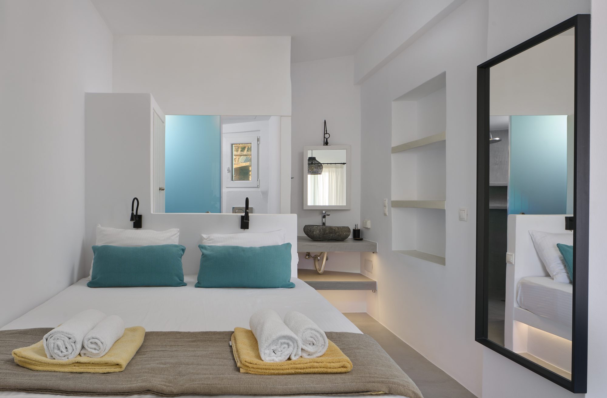 Ciel bedroom to bathroom